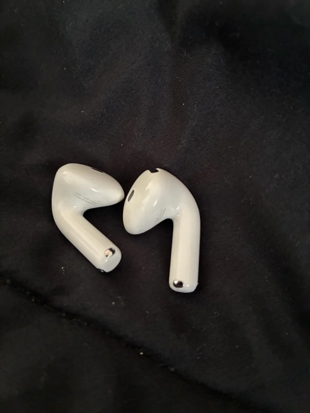 Apple White AirPods Wireless Earbuds with Black Speaker Mesh